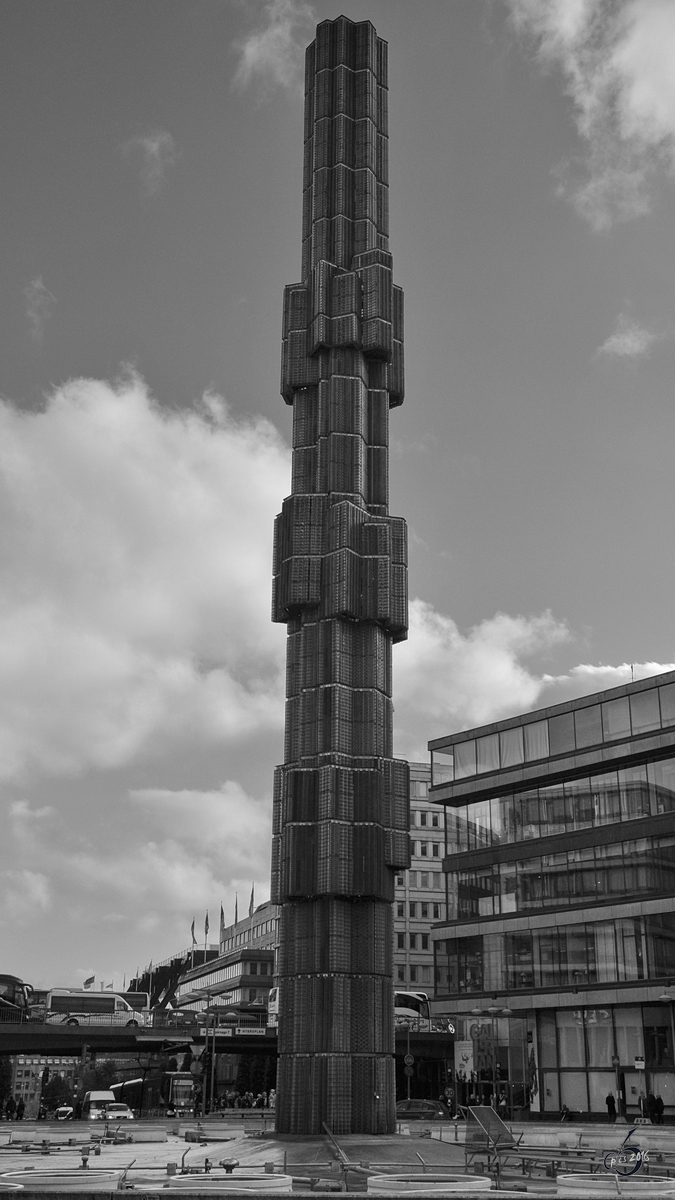 Der Kristallvertikalaccent besteht aus einem Metallgerst und Bauglas der Lindshammars Glashtte. (Stockholm, Oktober 2011)