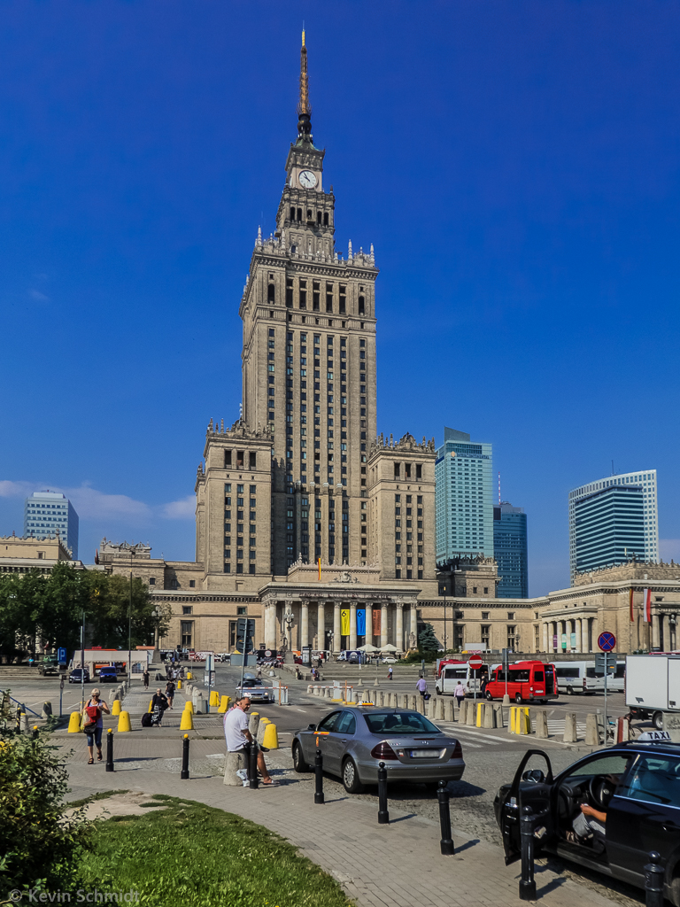 Der Kultur- und Wissenschaftspalast in Warschau ist mit einer Gesamthhe von 237 Metern das hchste Gebude der Stadt sowie in ganz Polen. Der sozialistisch-klassizistische Wolkenkratzer wurde zwischen 1952 und 1955 als Geschenk der damaligen Sowjetunion erbaut. Das Gebude beherbergt heute Kinos, Theater und Museen sowie eine Aussichtsplattform in der 30. Etage in 114 Metern Hhe und steht unter Denkmalschutz. Der Architekt war Lew Rudnew. (02.08.2014)