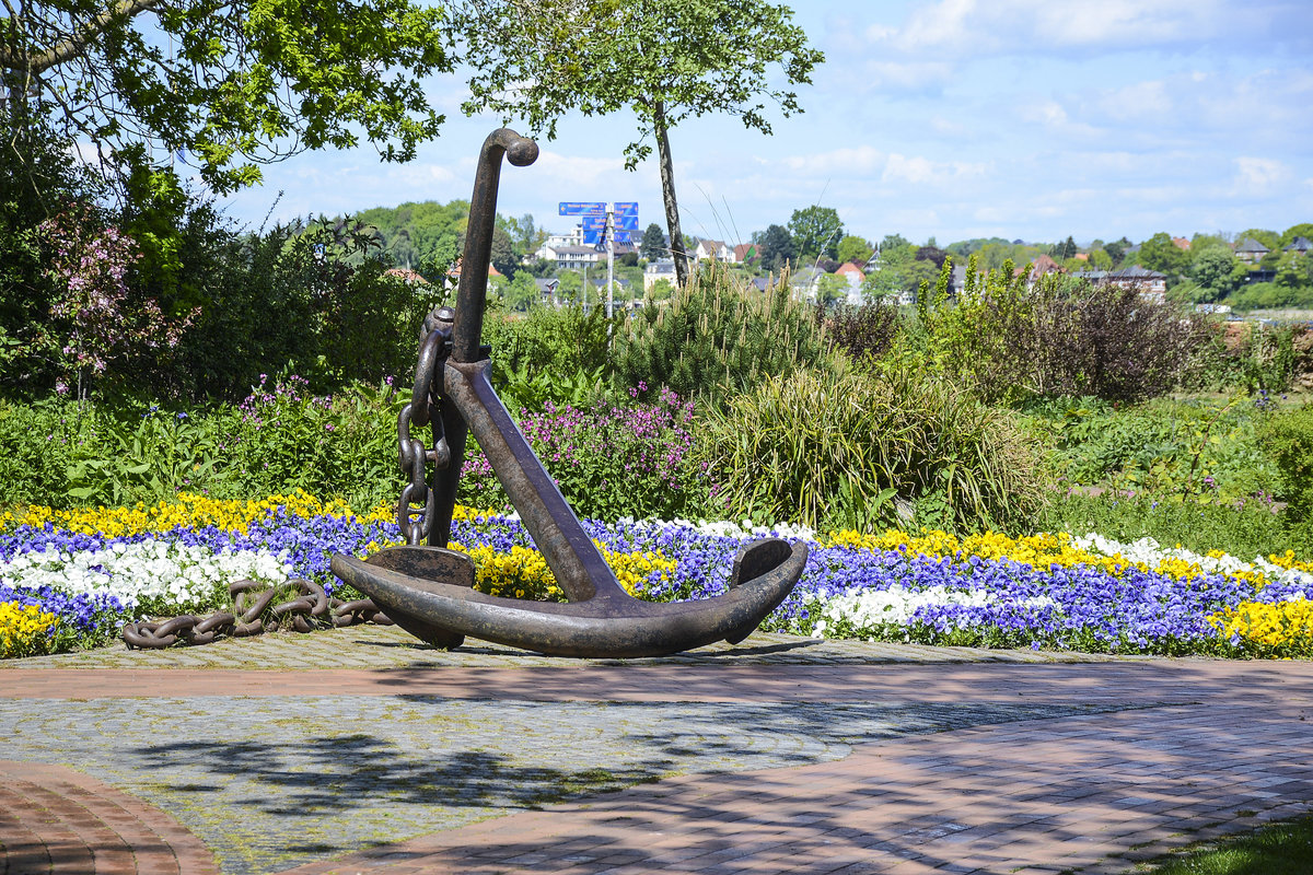 Der Kurpark in Eckernfrde befindet sich im Sden der Kstenstadt. Der auf dem Bild gezeigte Anker war ursprnglich Bestandteil des historischen Schiffes Gefion, das 1849 bei dem so genannten Gefecht von Eckernfrde im ersten Schleswig-Holsteinischen Krieg (1848–1850) erbeutet und drei Jahre spter an Preuen verkauft wurde. Aufnahme: 11. Mai 2020.