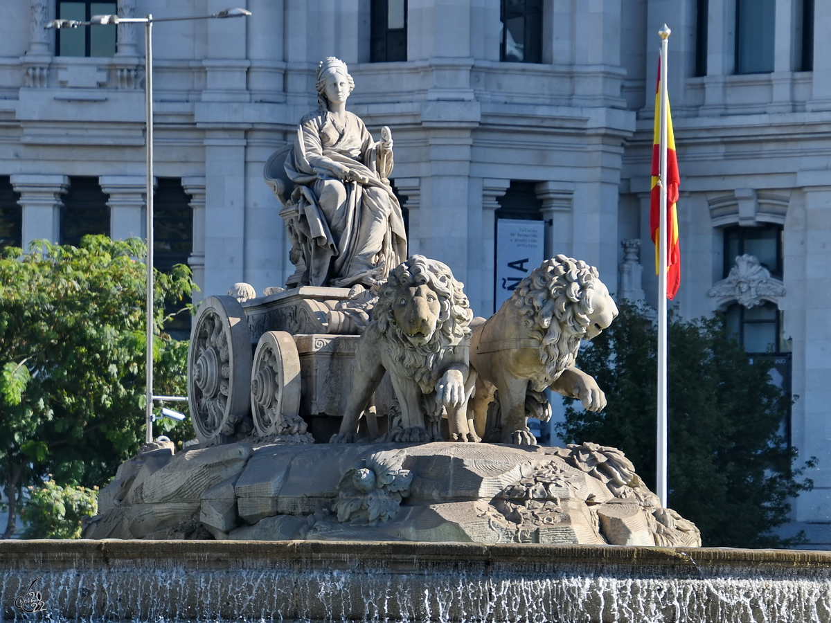 Der Kybele-Springbrunnen wurde 1782 erschaffen und befindet sich seit 1895 auf dem gleichnamigen Platz in Madrid. Der Brunnen zeigt die groe Gttermutter Kybele auf einem von Lwen gezogenen Karren. (November 2022)