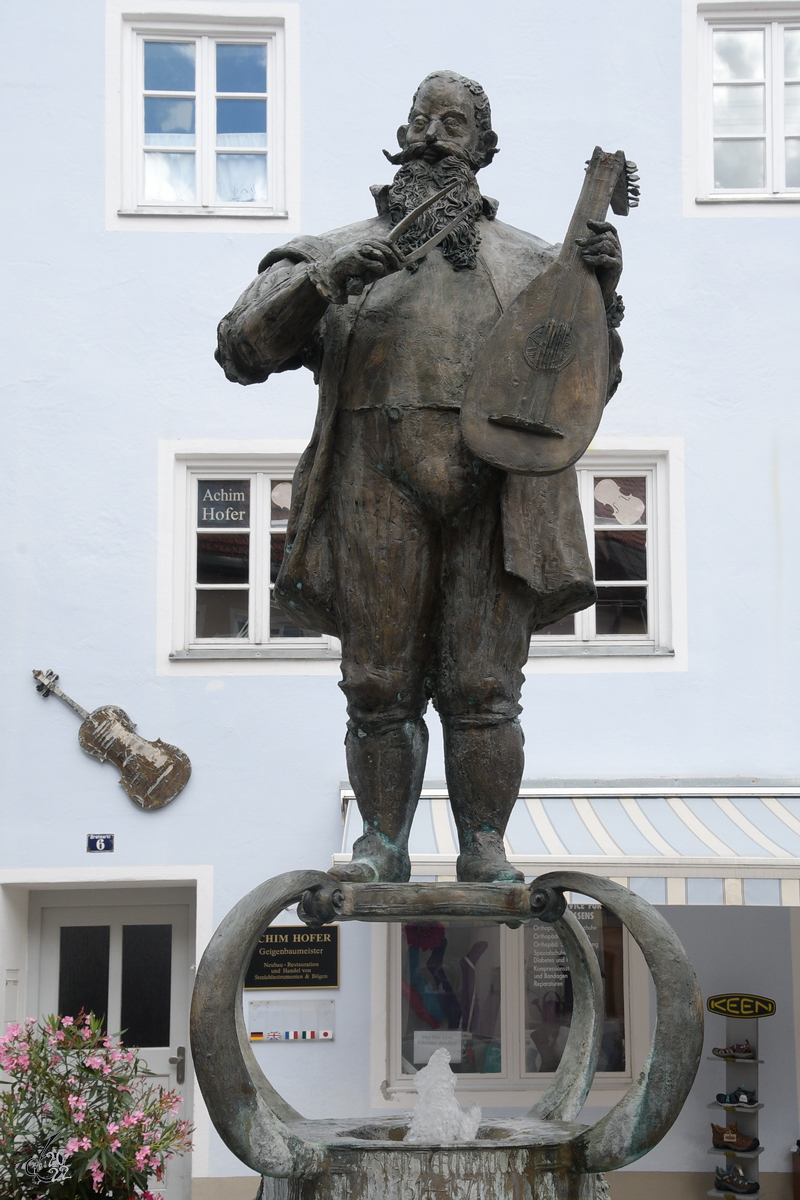 Der Lautenmacherbrunnen auf dem Brotmarkt in Fssen. (Juli 2017)