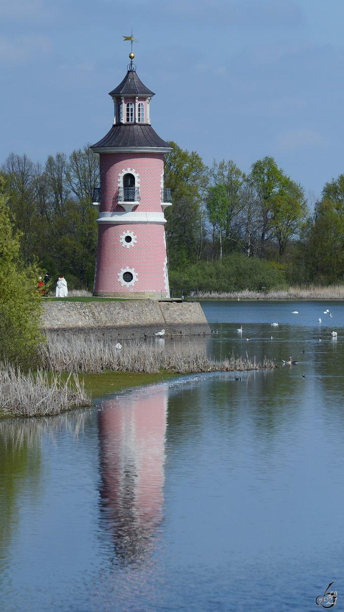 Der Leuchtturm in Moritzburg wurde im spten 18. Jahrhundert als Teil einer Kulisse fr nachgestellte Seeschlachten erbaut. (April 2014)