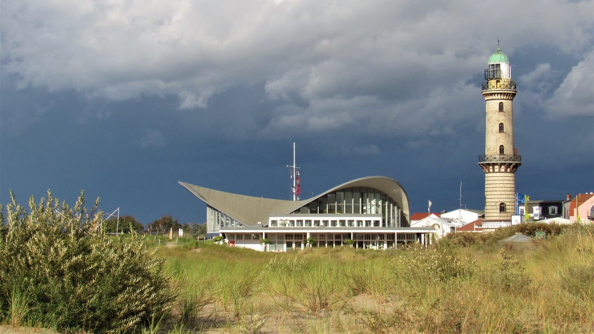 Der Leuchtturm von Warnemnde bei Sonnenschein mit Gewittern. Aufgenommen am 11.08.2018