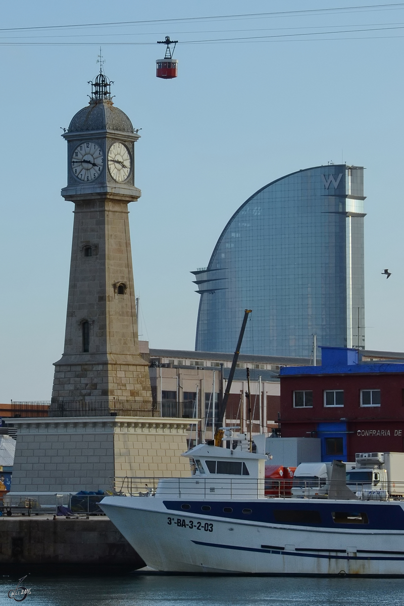 Der Leuchturm mit Turmuhr  Torre del Rellotge  wurde 1772 erbaut, dahinter das weit modernere Hotel Vela. (Dezember 2011) 