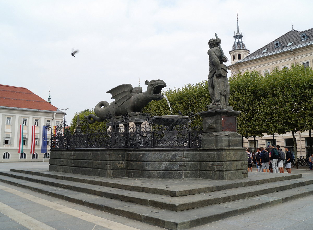 Der Lindwurmbrunnen in Klagenfurt, errichtet um 1593. Das Kunstwerk stellt das sagenumwobene Wappentier Klagenfurts dar. Aufnahme vom 26.08.2019.