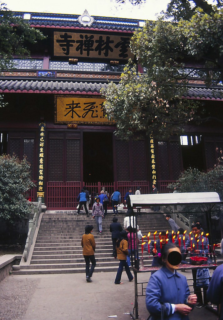 Der Lingyin-Tempel in Hangzhou in der chinesischen Zhejiang Provinz. Es ist eines der grten und wohlhabendsten Klster Chinas. Aufnahme: April 1989 (Bild vom Dia).