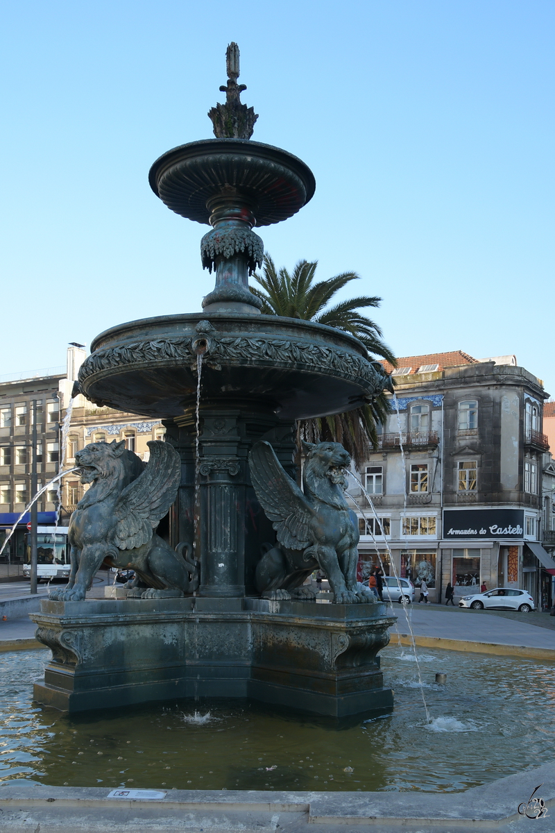 Der Lwenbrunnen (Fonte dos Lees) in Porto wurde 1886 fr die ffentliche Wasserversorgung erbaut. (Januar 2017)