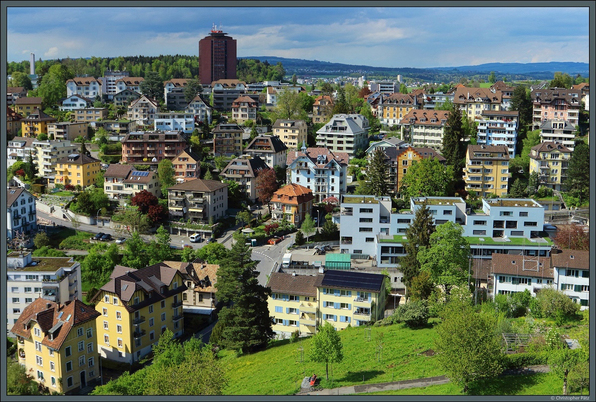 Der Luzerner Stadtteil Bramberg wird von Villen verschiedener Baujahre dominiert. Das Hochhaus im Hintergrund ist das Kantonsspital. (26.04.2022)