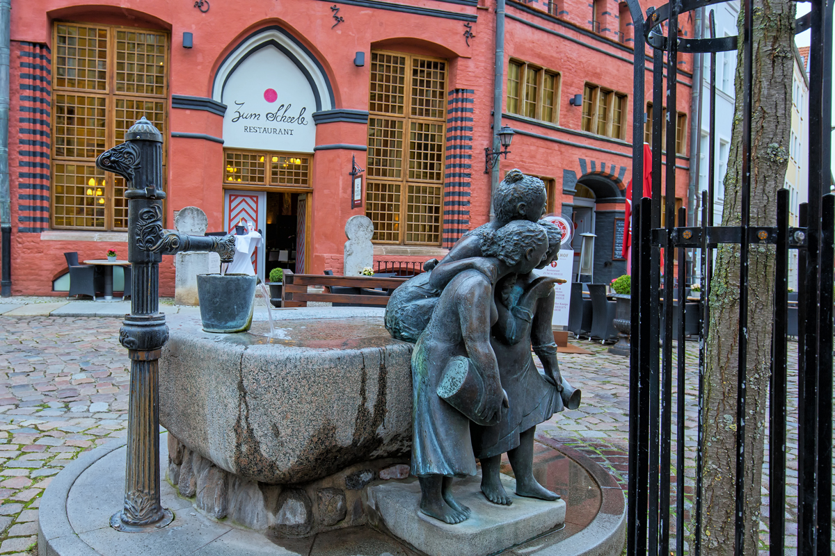 Der Mgdebrunnen in Stralsund mit den geschwtzigen Weibern. - 15.07.2016