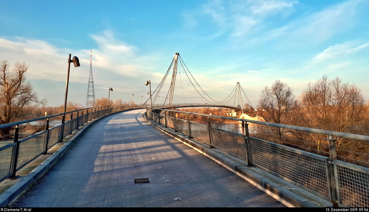 Der Magdeburger Herrenkrugsteg an einem kalten Dezembertag in der Morgensonne.
1999 im Rahmen der Bundesgartenschau erffnet, verbindet die 615 Meter lange Hngebrcke den Herrenkrugpark mit dem Stadtteil Magdeburg-Industriehafen.
(Smartphone-Aufnahme)
[13.12.2019 | 9:56 Uhr]