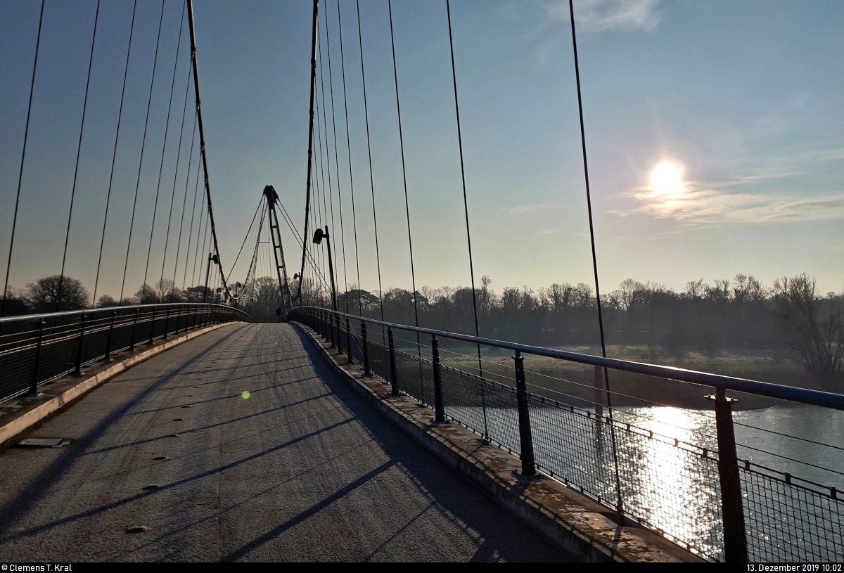Der Magdeburger Herrenkrugsteg an einem kalten Dezembertag in der Morgensonne.
(Smartphone-Aufnahme)
[13.12.2019 | 10:02 Uhr]