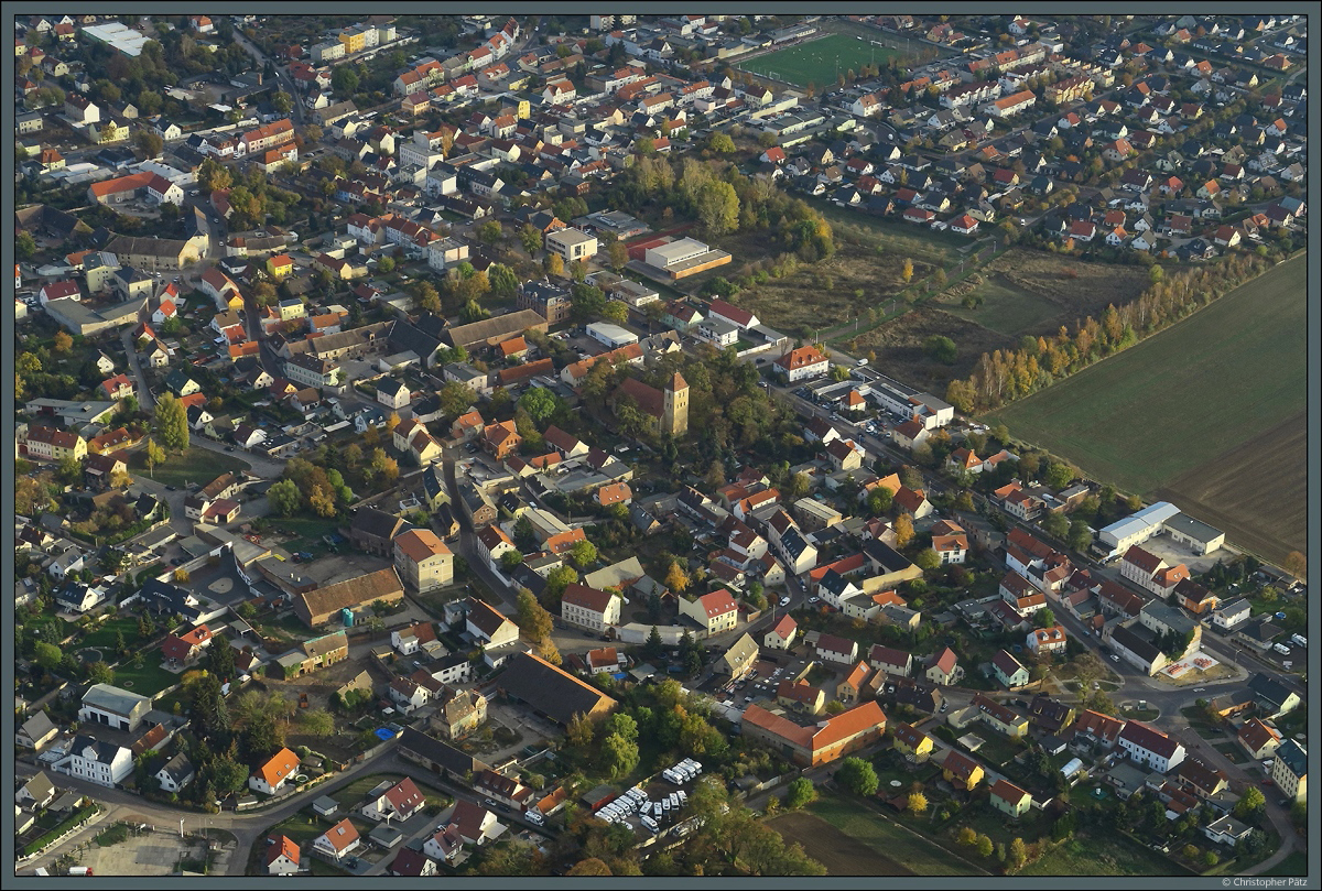 Der Magdeburger Stadtteil Alt Olvenstedt aus der Luft: Rund um die St. Laurentius-Kirche liegt das alte Zentrum des ehemaligen Brdedorfes, das 1979 nach Magdeburg eingemeindet wurde. (03.11.2018)