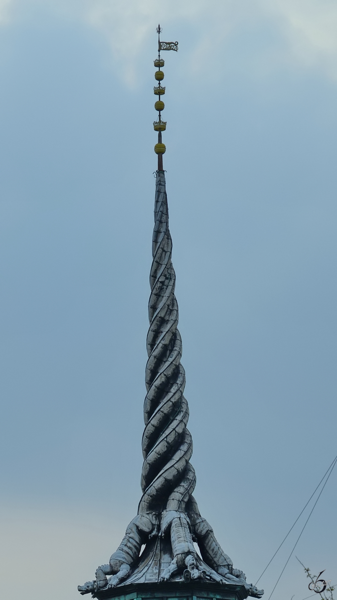 Der markante Turm der zwischen 1619 und 1640 im Stil der Niederlndischen Renaissance errichteten Brsen, der ehemalige Brse in der Innenstadt von Kopenhagen. (Mai 2012)