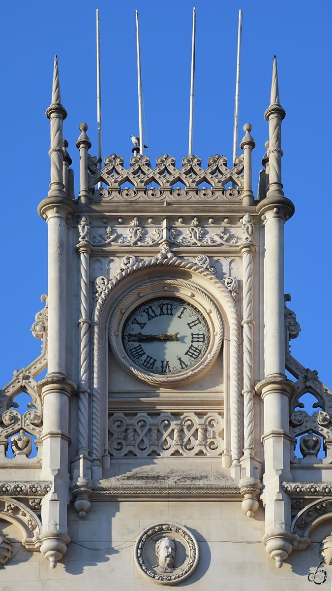 Der markante Uhrenturm des 1890 erffneten Kopfbahnhofes Rossio. (Lissabon, Januar 2017)