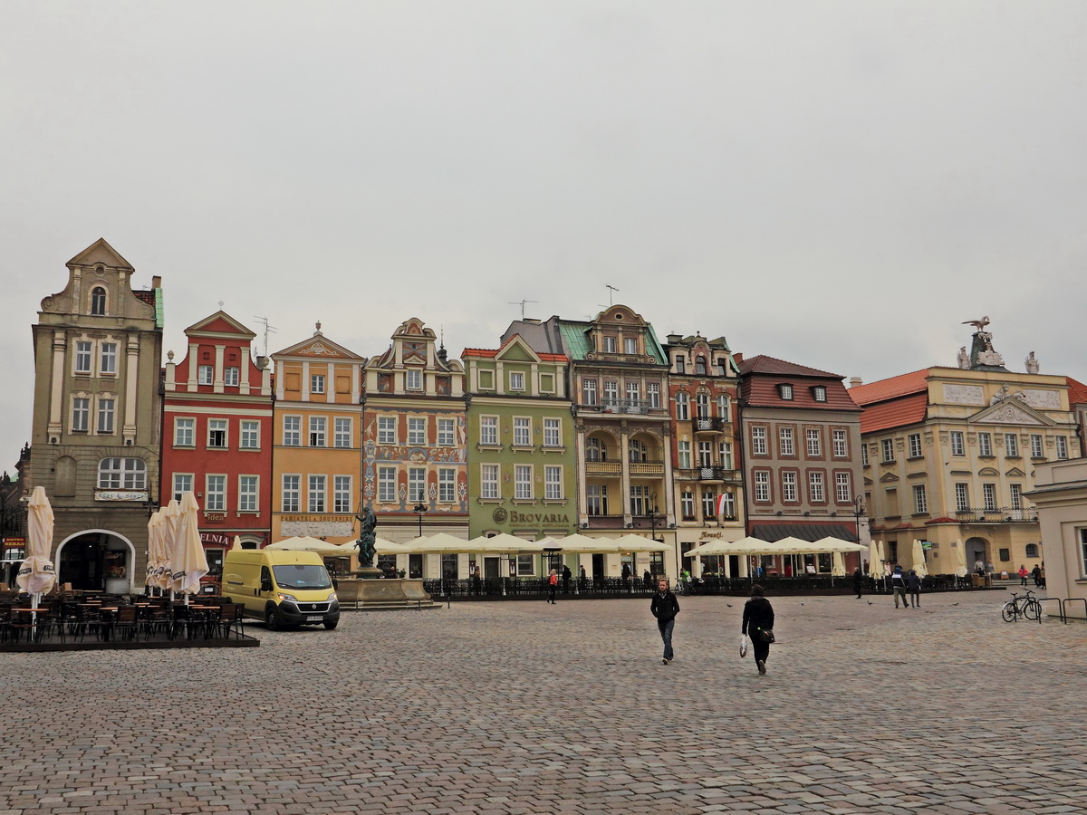 Der Marktplatz von Poznań, (Posen) am 28. April 2017 bei starker Bewlkung. 