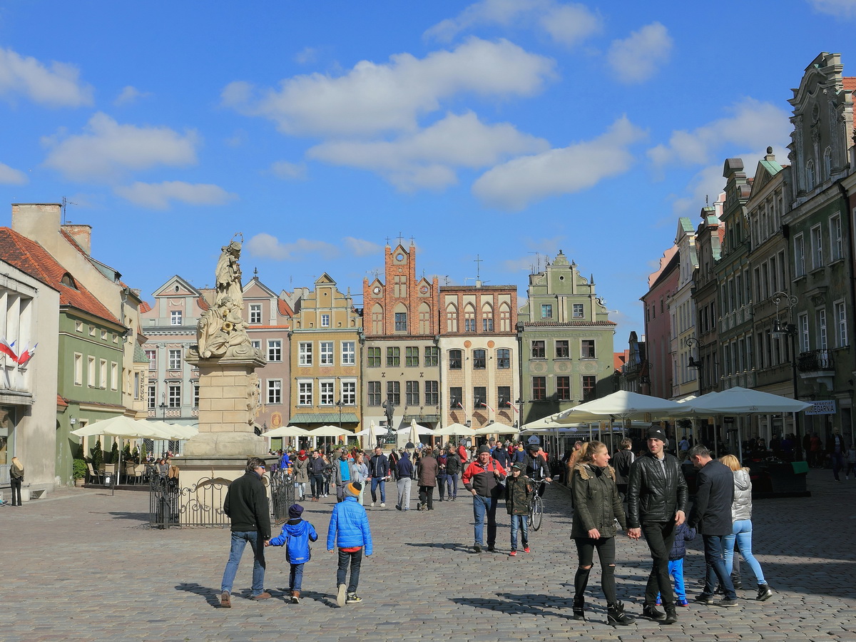 Der Marktplatz von Poznań, (Posen) am 30. April 2017 bei Sonnenschein. 