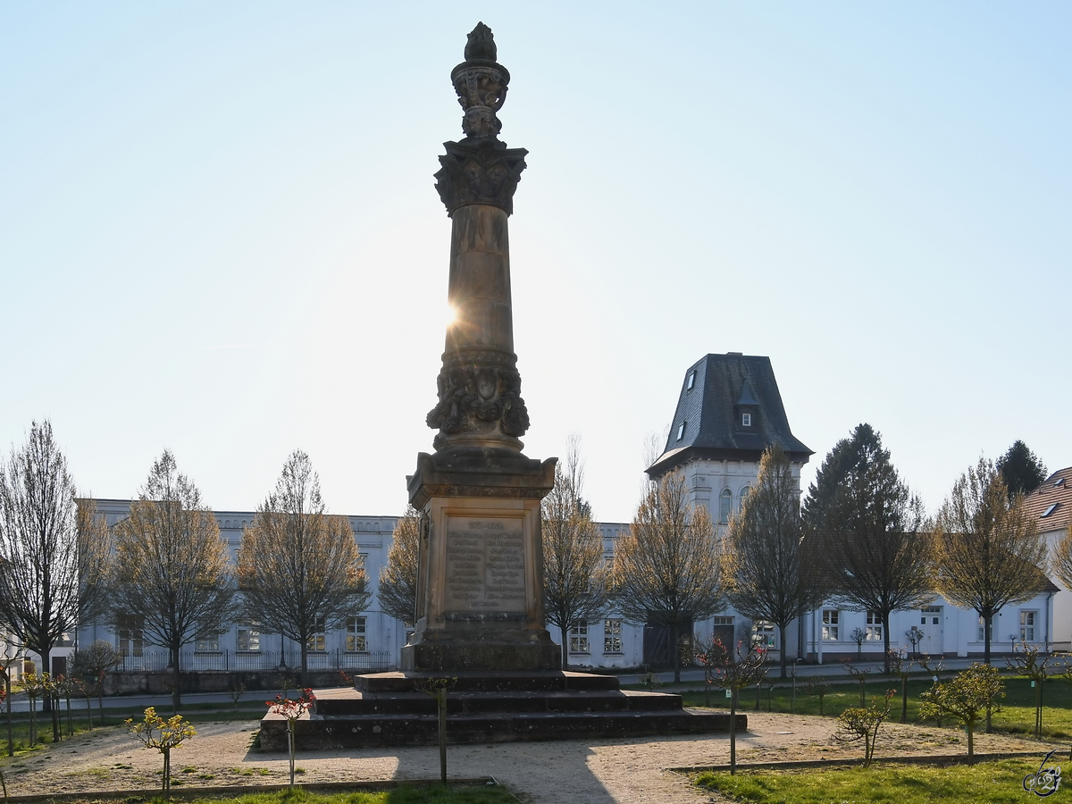 Der Marktplatz in Putbus mit dem Denkmal zu Ehren der Gefallenen in den Preuischen Kriegen 1864, 1866 und 1870–71. (April 2019)
