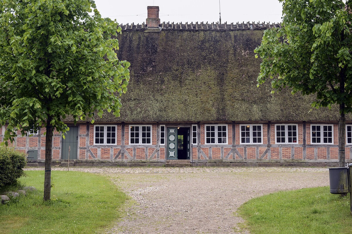 Der Marxenhof im Landschaftsmuseum Angeln in Unewatt stellt einen typischen Bauernhof aus der lndlichen Region in Angeln dar. Die gesamte Hofanlage stammt aus Sderbrarup und wurde am Ortseingang von Unewatt wieder aufgebaut.
Der Marxenhof besteht aus dem Marxenhaus und einer Marxenscheune. Bei dem Marxenhaus handelt es sich um ein Sdangeliter Fachhallenhaus aus dem Jahre 1626 mit Umbauten in der Zeit von 1797 bis 1825. Aufnahme: 7. Juni 2021.