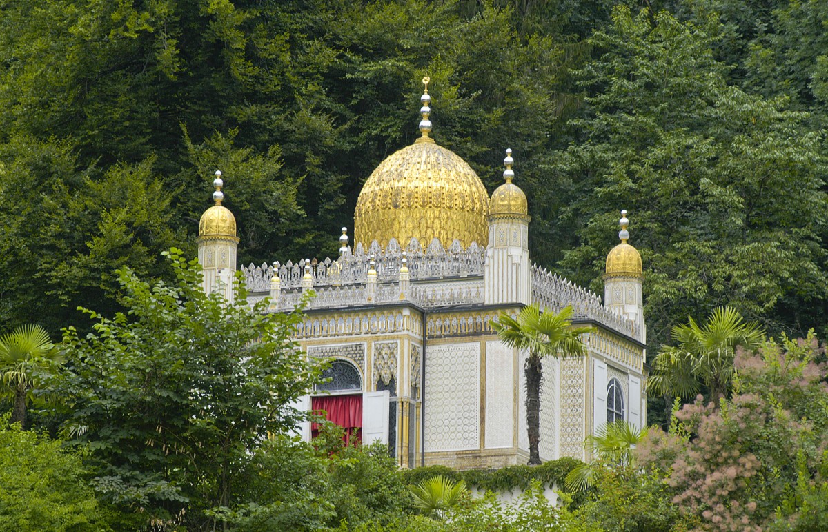 Der Maurische Kiosk ist ein Pavillon im Schlosspark von Schloss Linderhof. Der Kiosk wurde ursprnglich auf der Pariser Weltausstellung von 1867 als offizieller Beitrag Preuens gezeigt. Nach der Weltausstellung lie ein Unternehmer sich den Kiosk im Park eines bhmischen Gutes aufstellen. Spter wurde der Kiosk im Auftrag von Knig Ludwig II. fr die Parkanlagen des Schlosses Linderhof kuflich erworben. Aufnahme: August 2008.