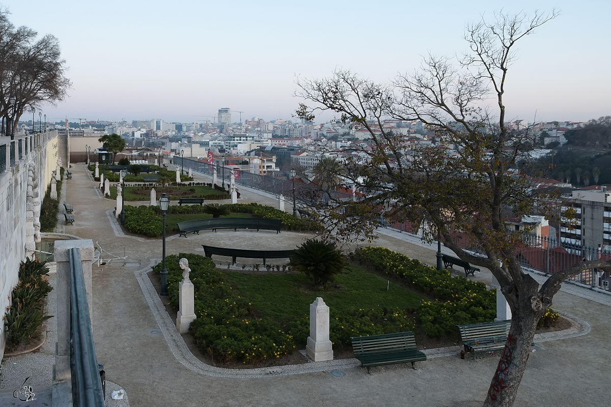 Der Miradouro de So Pedro de Alcntara ist einer der grten und bekanntesten Aussichtspunkte in Lissabon. (Januar 2017)