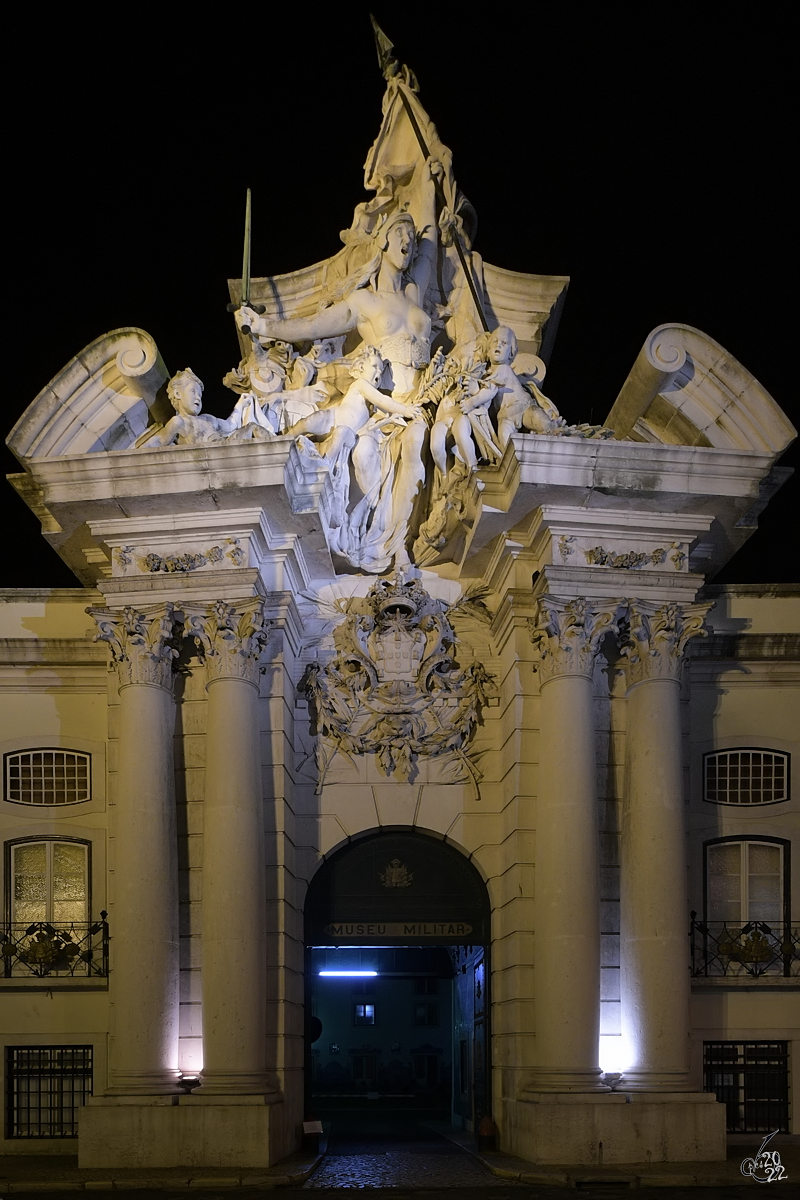 Der mit ein monumentalen Portikus gestaltete Haupteingang des 1851 unter dem Namen Artilleriemuseum gegrndeten Militrmuseums in Lissabon. (Januar 2017)