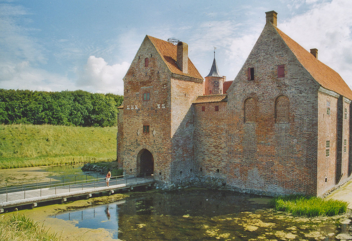 Der Mittelalterburg Spttrup Slot auf der Halbinsel Saline. Bild vom Analogfoto. Aufnahme: Juli 2003.