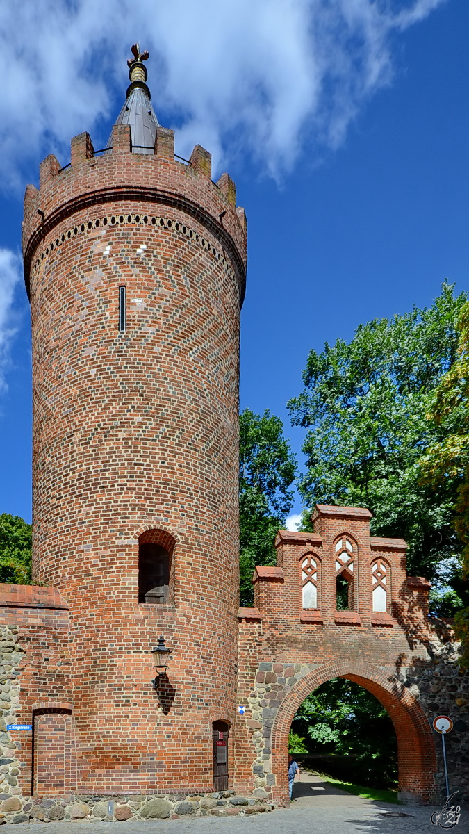 Der mittelalterliche Fangelturm wurde bis ins 19. Jahrhundert als Stadtgefngnis genutzt. (Neubrandenburg, August 2013)