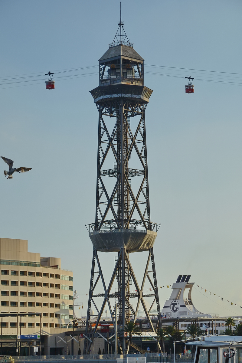 Der mittlere Turm  Jaume I  der Seilbahn im Hafen von Barcelona. (Dezember 2011)