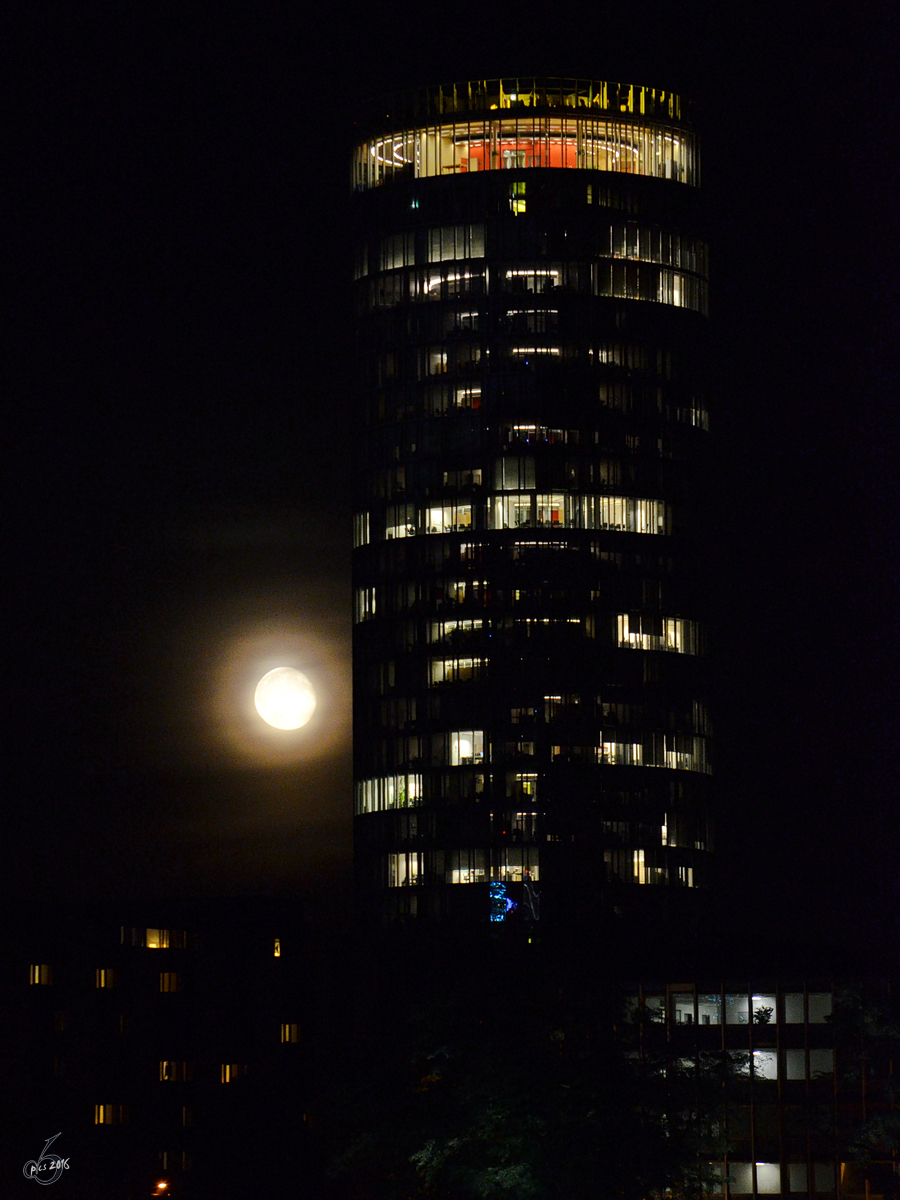 Der Mond geht hinter dem Hochhaus KlnTriangle auf. (Oktober 2011)