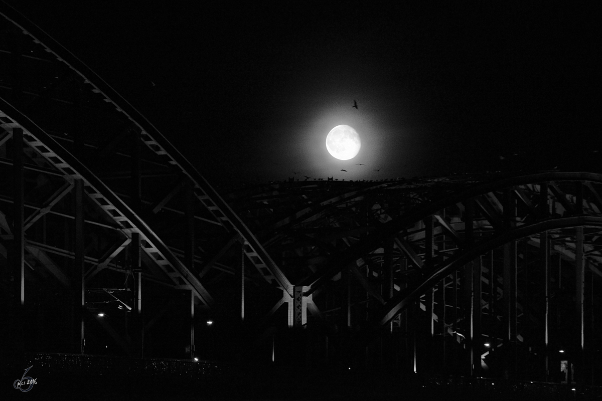 Der Mond ber der Hohenzollernbrcke in Kln. (Oktober 2011)