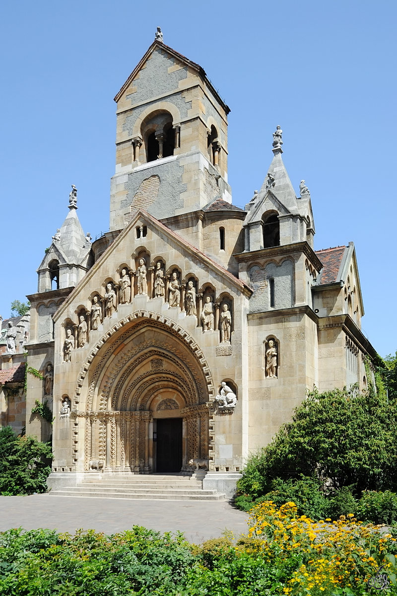 Der Nachbau der Kirche St. Georg in Jk ist im Stadtwldchen Budapest zu finden. (August 2013)