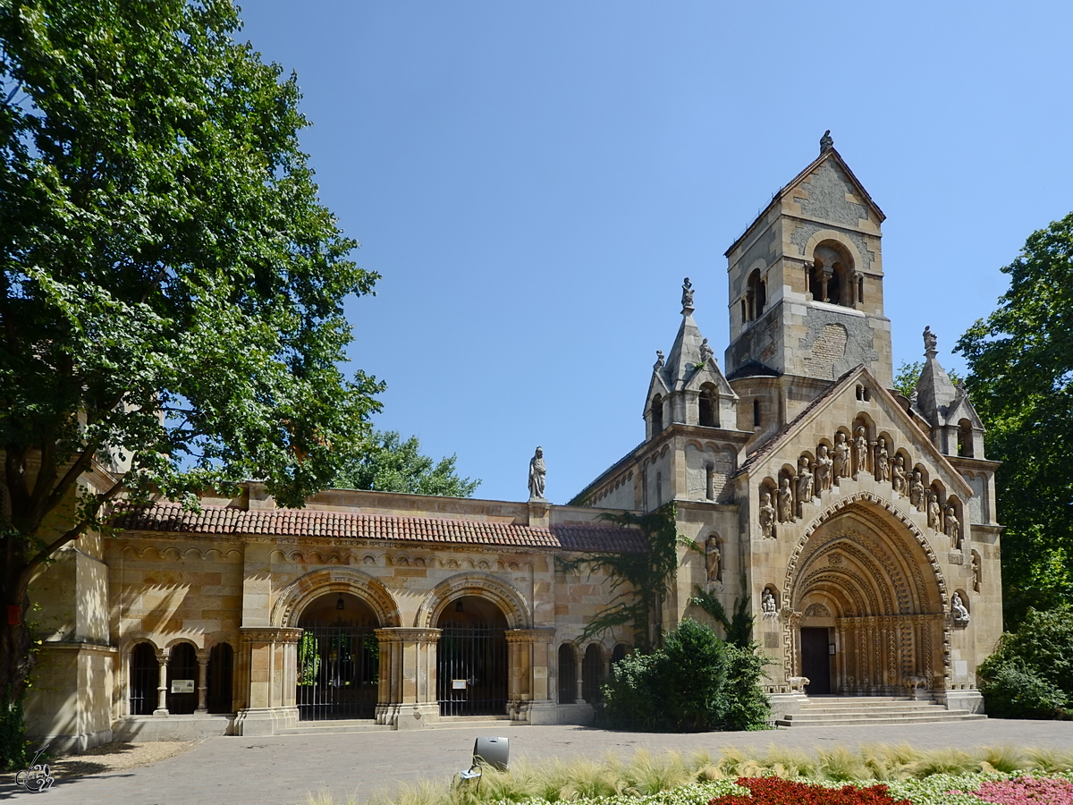Der Nachbau der Kirche St. Georg in Jk ist im Stadtwldchen Budapest zu finden. (August 2013)