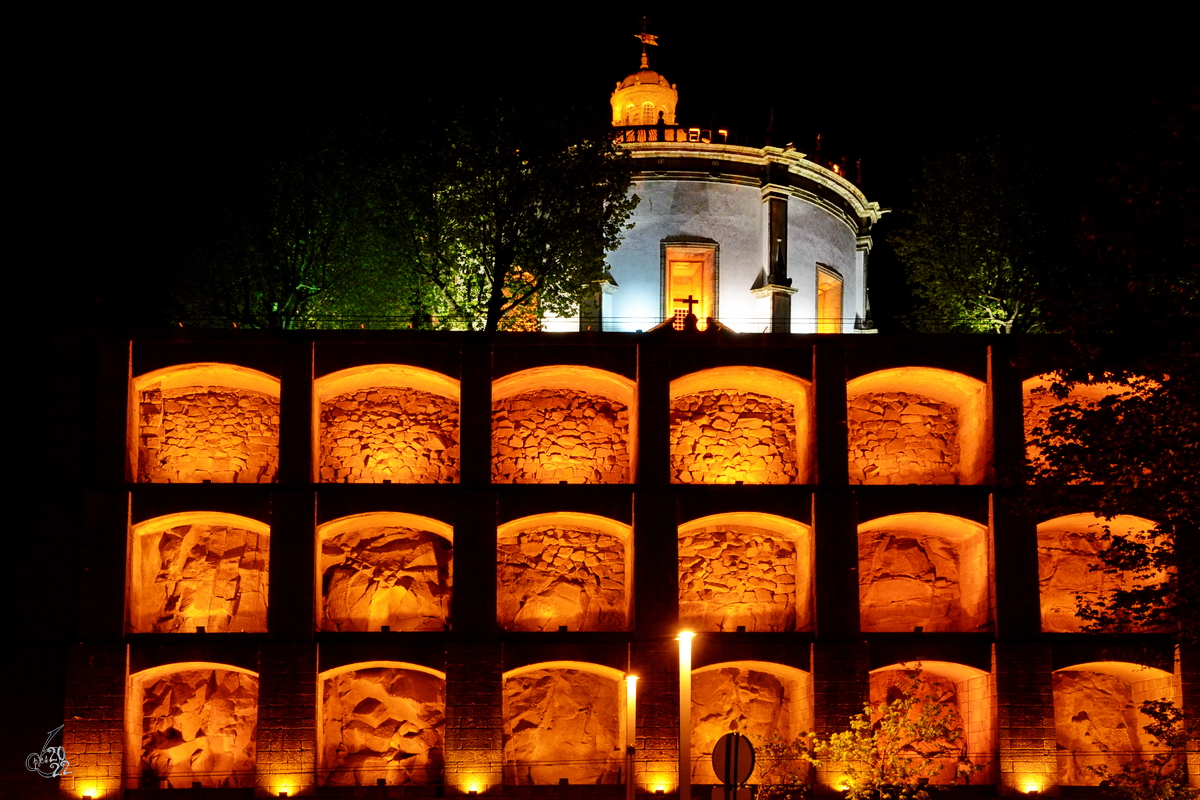 Der nachts beleuchtete massive Unterbau des ehemaligen Bergklosters Mosteiro da Serra do Pilar aus dem 16. Jahrhundert. (Porto, Mai 2013)