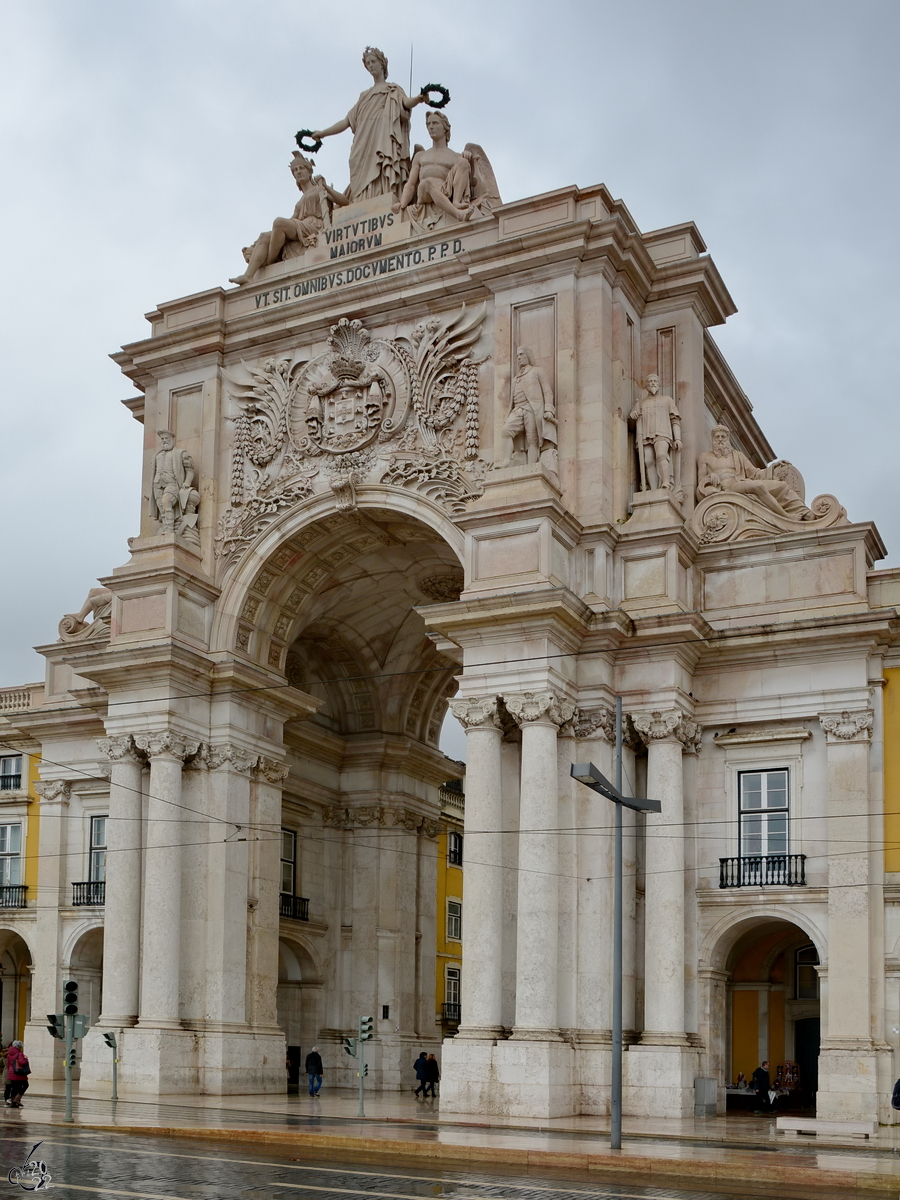 Der neoklassizistische Triumphbogen Arco da Rua Augusta wurde von 1873 bis 1875 erbaut. (Lissabon, Dezember 2016)