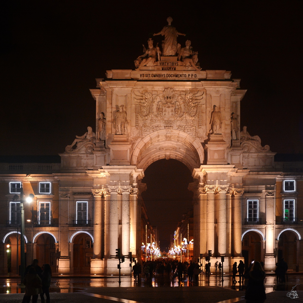 Der neoklassizistische Triumphbogen Arco da Rua Augusta wurde von 1873 bis 1875 erbaut. (Lissabon, Dezember 2016)