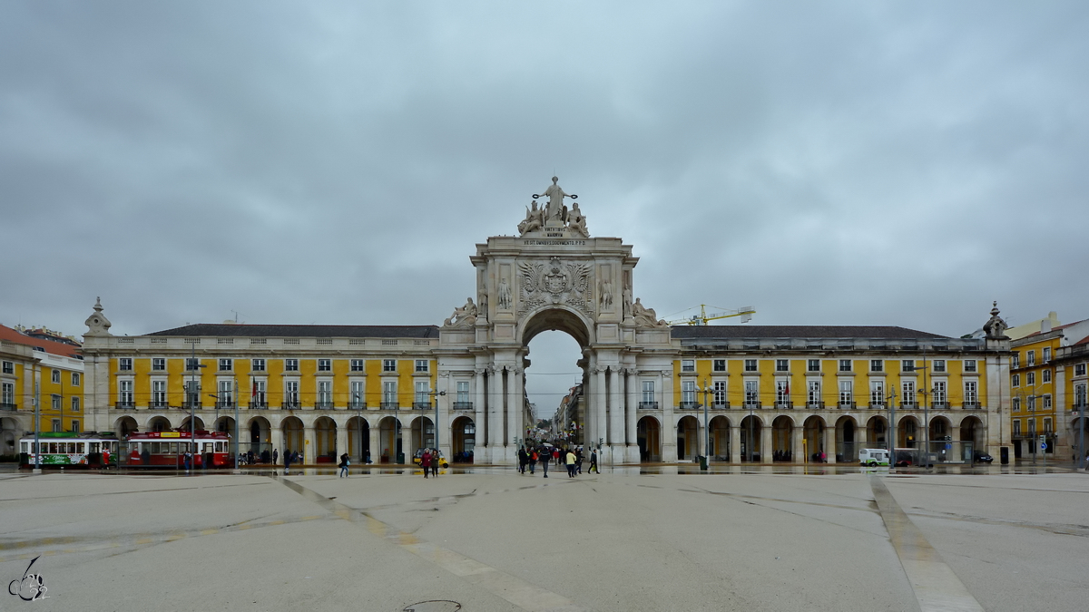 Der neoklassizistische Triumphbogen Arco da Rua Augusta wurde von 1873 bis 1875 erbaut, links davon das Justizministerium und rechts der Oberste Gerichtshof Portugals. (Lissabon, Dezember 2016)