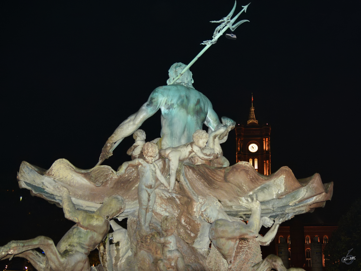 Der Neptunbrunnen und das Rote Rathaus bei Dunkelheit. (Berlin-Mitte, November 2014)