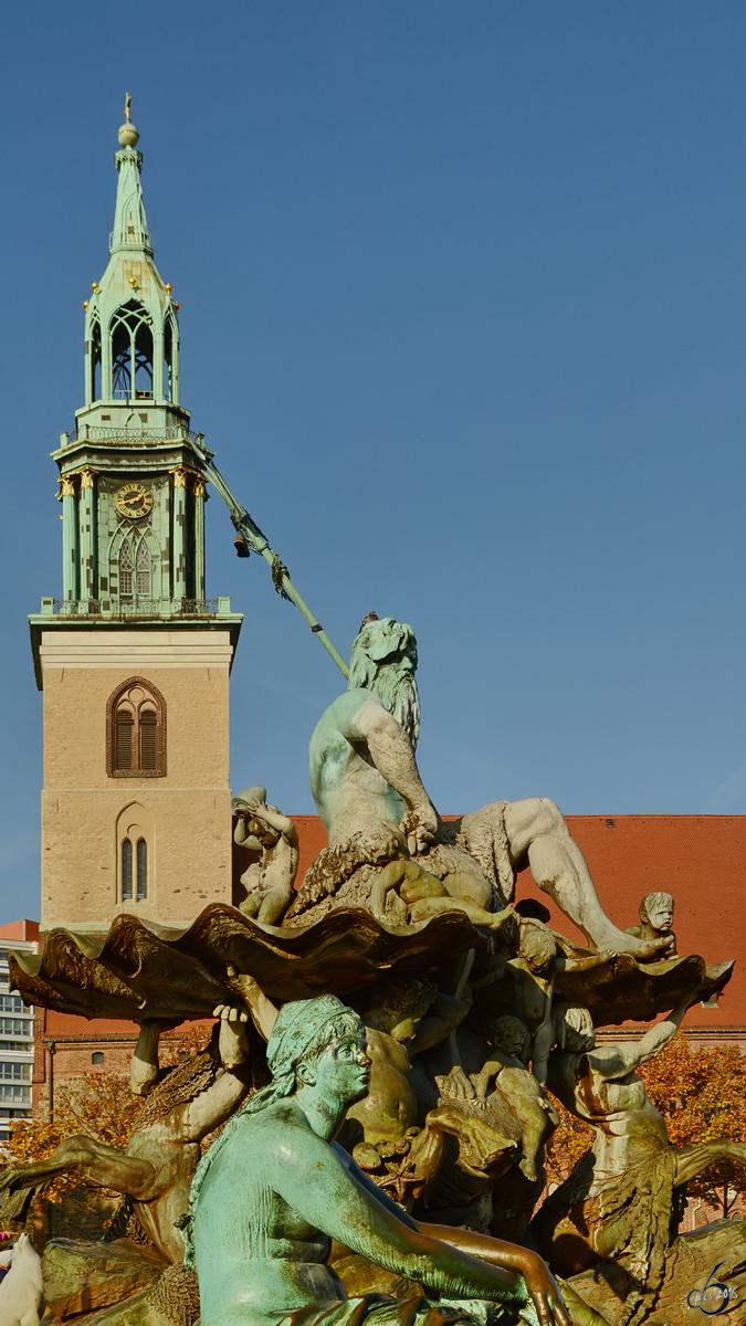 Der Neptunbrunnen und die St. Marienkirche in Berlin-Mitte. (November 2014) 