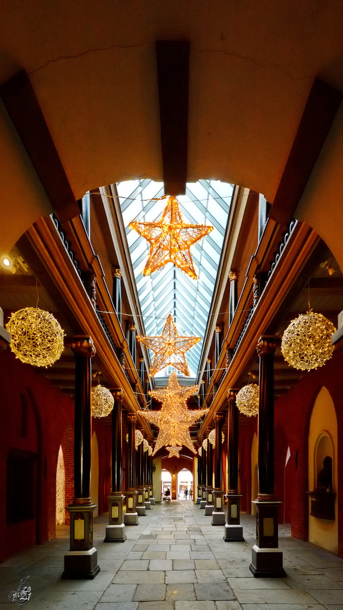 Der Nord-Sd-Durchgang mit Galerie im Rathaus von Stralsund. (Dezember 2014)