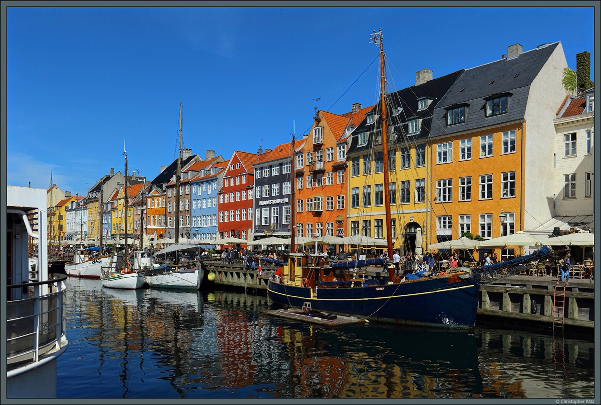 Der Nyhavn mit seinen bunten Husern war einst eine Amsiermeile. Heute sind an dem Touristenhotspot zahlreiche Restaurants und Kneipen angesiedelt. (Kopenhagen 26.04.2019)