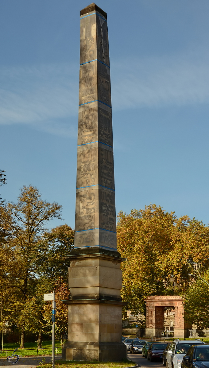 Der Obelisk vor dem Obeliskportal des Parks Sanssouc, im Hintergrund das Triumphtor am Mhlenberg. (Potsdam, November 2013)