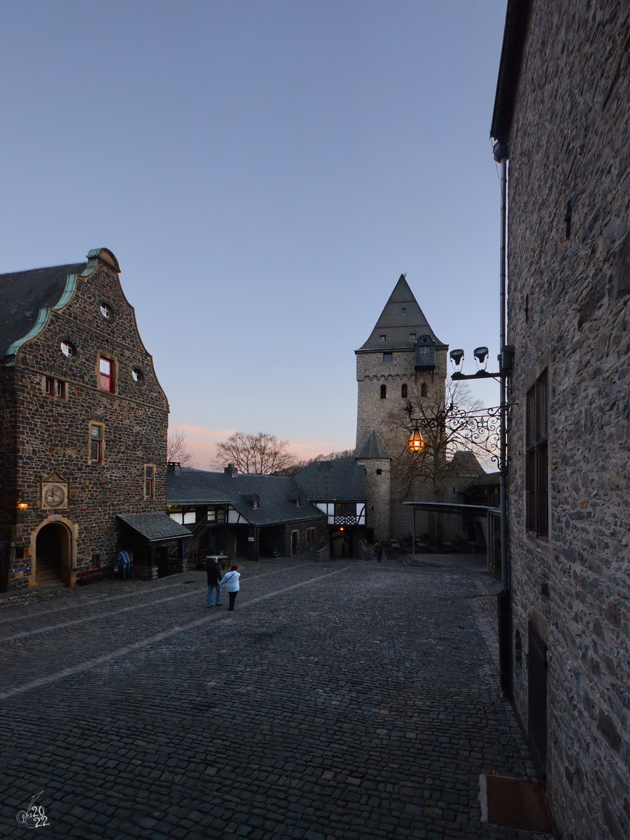 Der Obere Burghof der in den Jahren von 1100 bis 1200 erbauten Burg Altena. (Februar 2014)