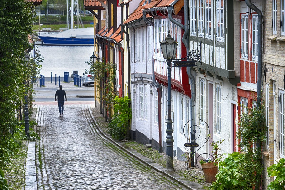 Der Oluf-Samson-Gang in Flensburg. berregional bekannt wurde die zwischen Norderstrae und Schiffbrcke gelegene Gasse als Sndenmeile, die von pittoresken Fischerhuschen geprgt ist. Aufnahme: 2. Mai 2020.