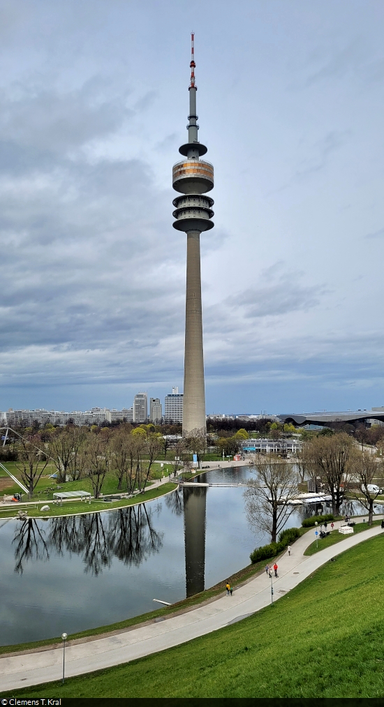 Der Olympiaturm spiegelt sich im Wasser des Groen Olympiasees in Mnchen. Auf rund 200 Metern Hhe bietet eine Aussichtsplattform einmalige Blicke ber das Umland. Das zeigen die drei folgenden Bilder.

🕓 12.4.2023 | 14:50 Uhr