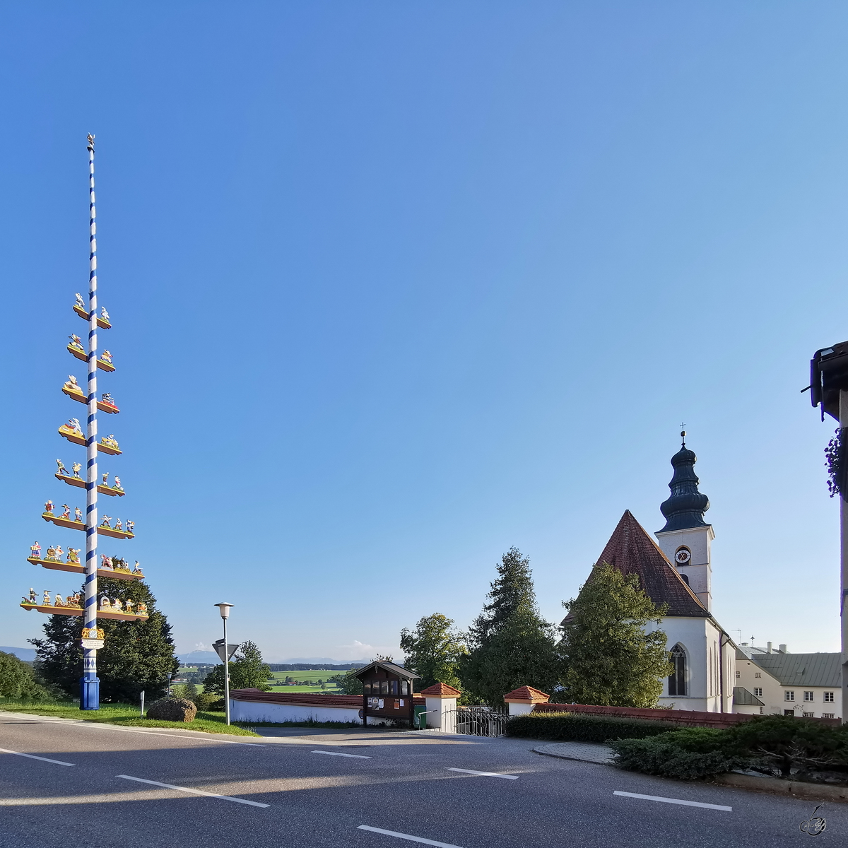 Der Ortseingang von Otting mit dem markanten Maibaum und der Pfarrkirche St. Stephanus. (August 2020)