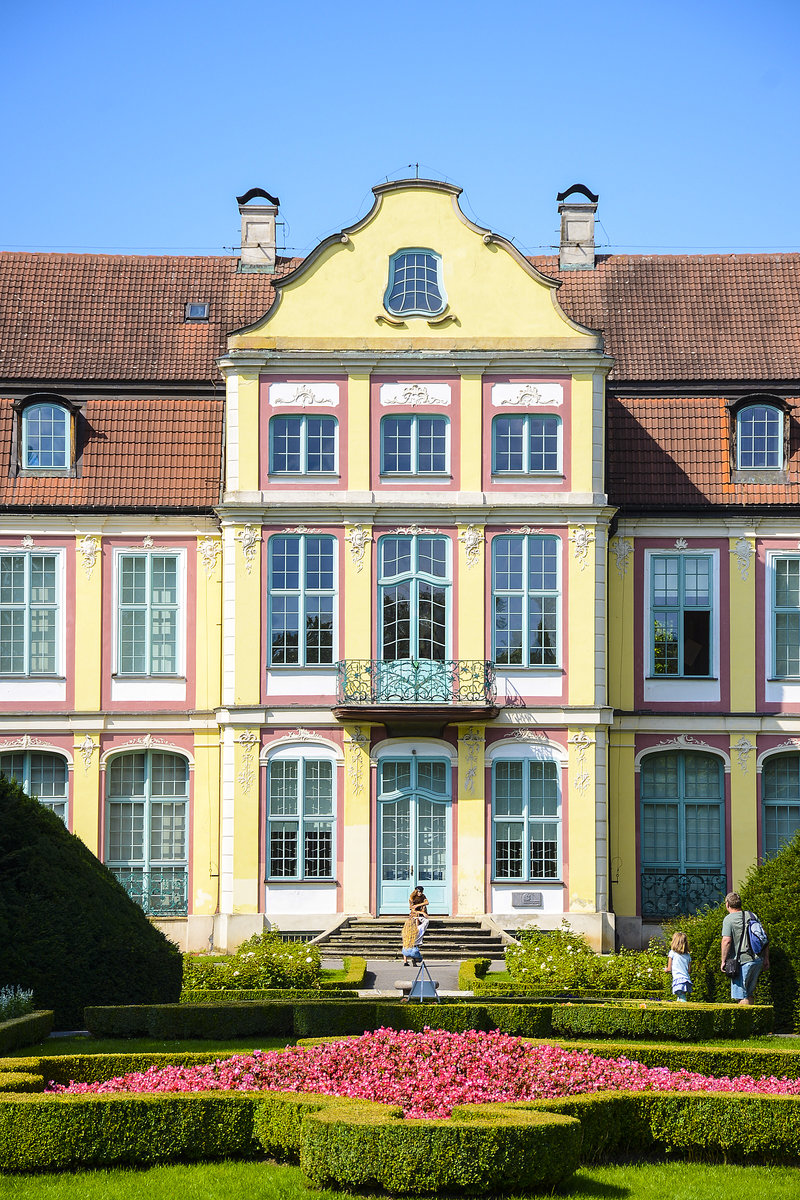 Der Palast der bte (Pałac Opacki) liegt an der Klosteranlage im Danziger Stadtteil Oliwa (Gdańsk Oliwa). Der im Stil der Rokoko umgestaltete Palast beherbergt eine Galerie moderner Kunst, in der wechselnde Ausstellungen gezeigt werden. Aufnahme: 14. August 2019.