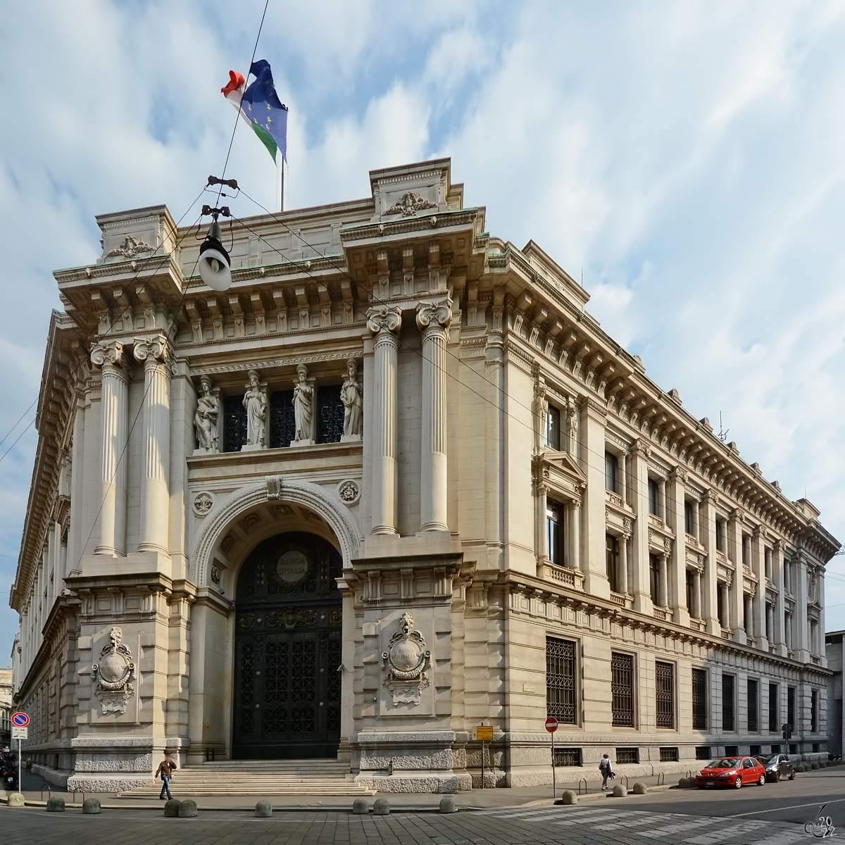 Der Palast der Bank von Italien (Palazzo della Banca d'Italia) wurde von 1907 bis 1912 im eklektischen Stil erbaut. (Mailand, Juni 2014)