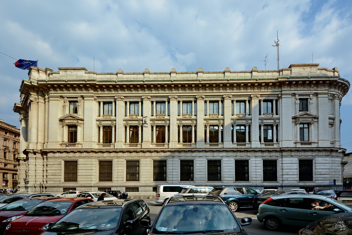 Der Palast der Bank von Italien (Palazzo della Banca d'Italia) wurde von 1907 bis 1912 im eklektischen Stil erbaut. (Mailand, Juni 2014)
