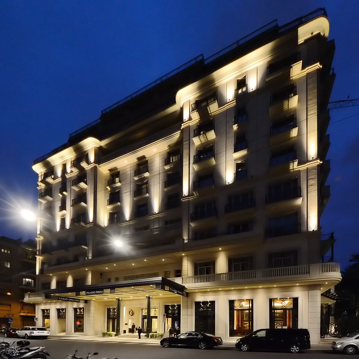 Der Palazzo Parigi ist ein luxurises Hotel in Mailand. (Juni 2014) 