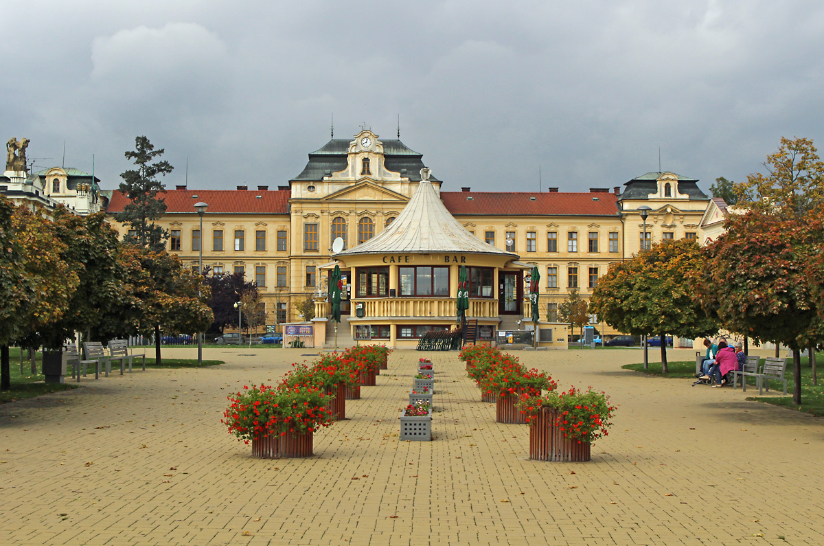 Der Park Vstavitě in Mlad Boleslav, das groe Gebude im Hintergrund ist das Gymnzium Dr. Josefa Pekaře. 12.10.2017